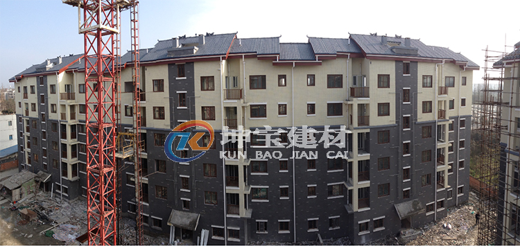 安置小區(qū)大樓安裝樹脂瓦時的照片