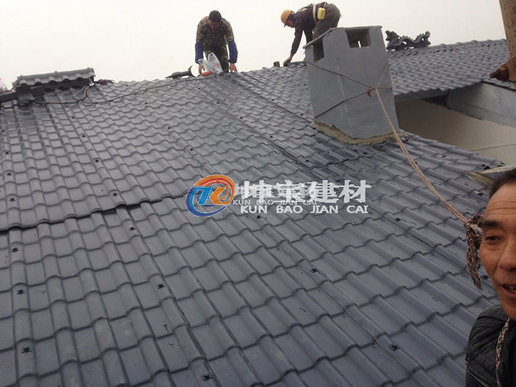 工人正在安裝樹脂瓦