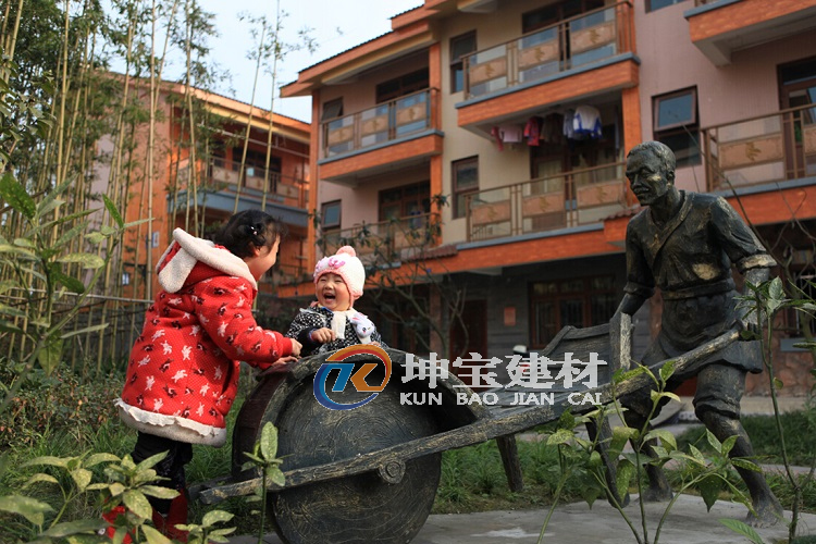 青灰色的合成樹脂瓦掩映下的人們的歡聲笑語