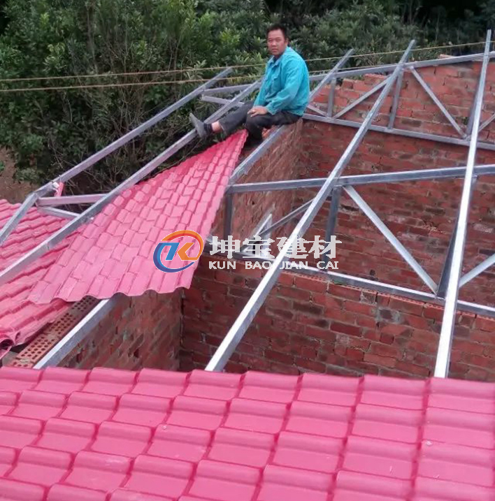 農(nóng)村自建房正在鋪蓋棗紅色合成樹脂瓦