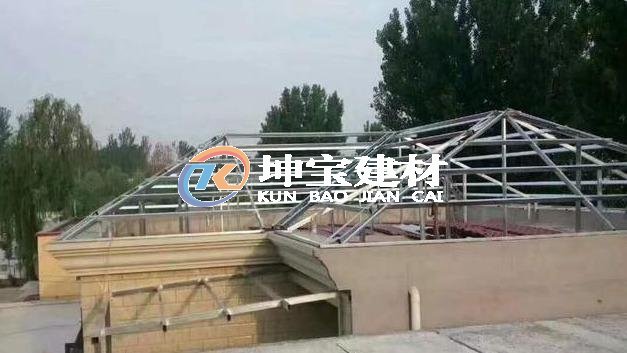 成都雙流蛟龍港工業(yè)廠區(qū)正在翻修屋面建設(shè)改造